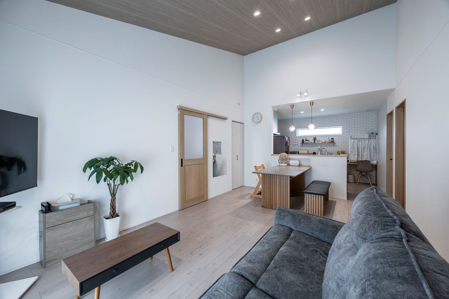 家事ラクを叶えた家族団らんの平屋