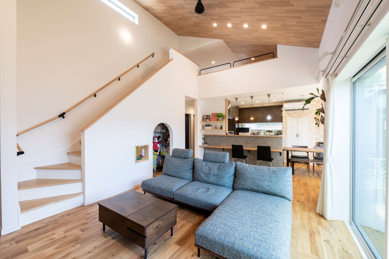 ロフトのあるコの字型の平屋