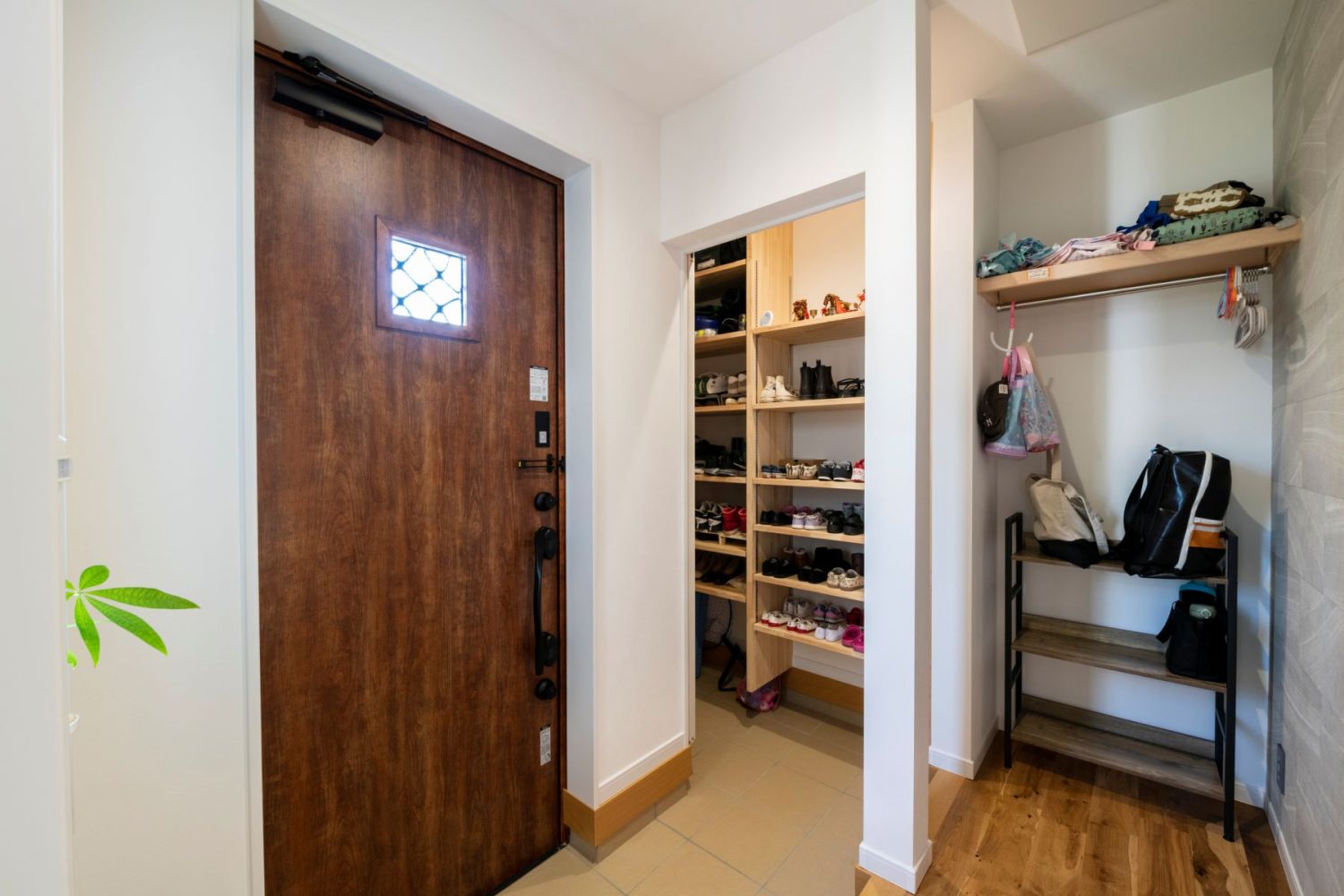 ロフトのあるコの字型の平屋