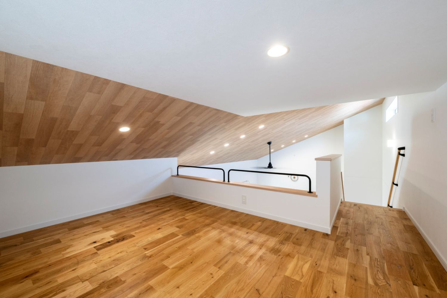 ロフトのあるコの字型の平屋